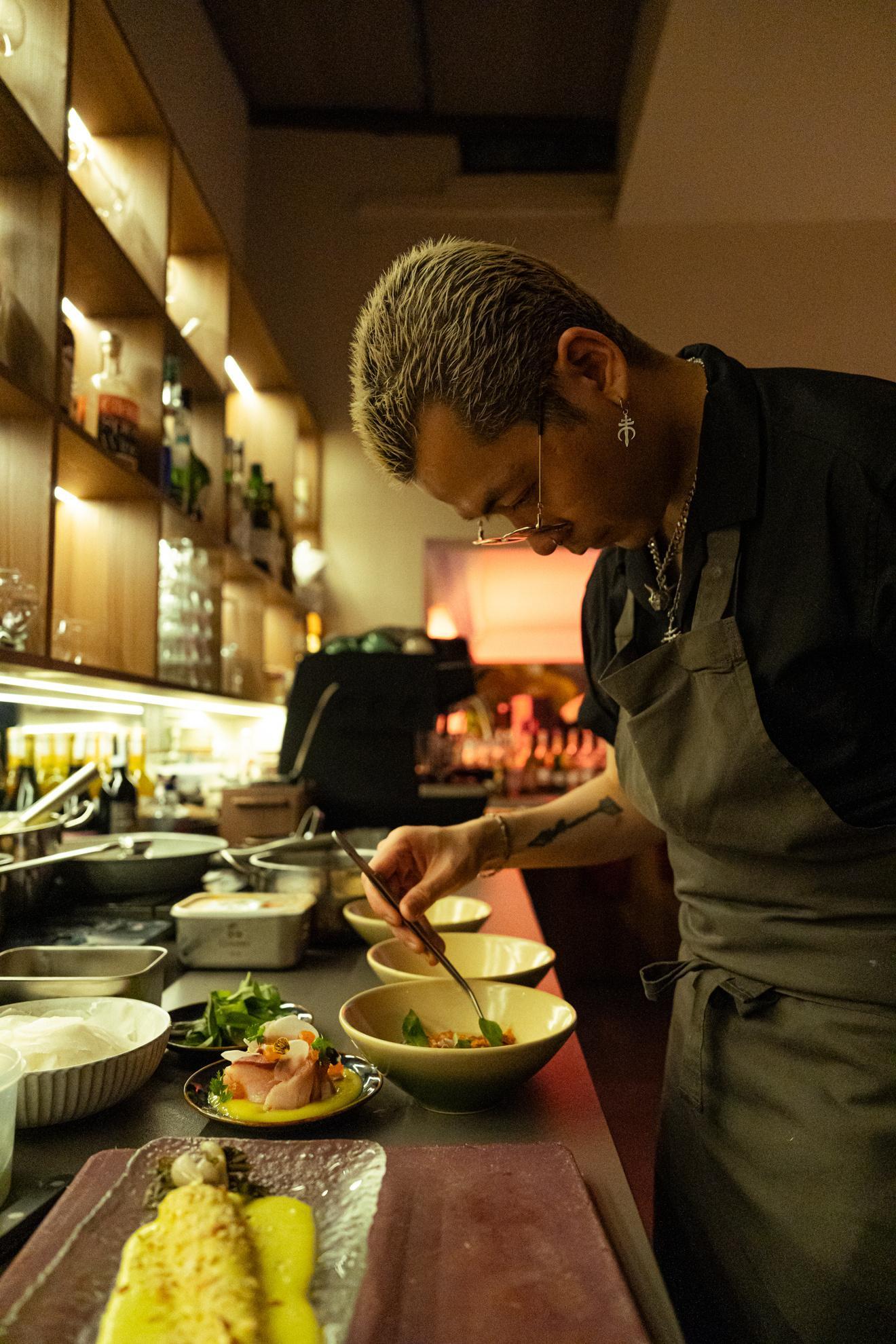 Sơn working behind the bar